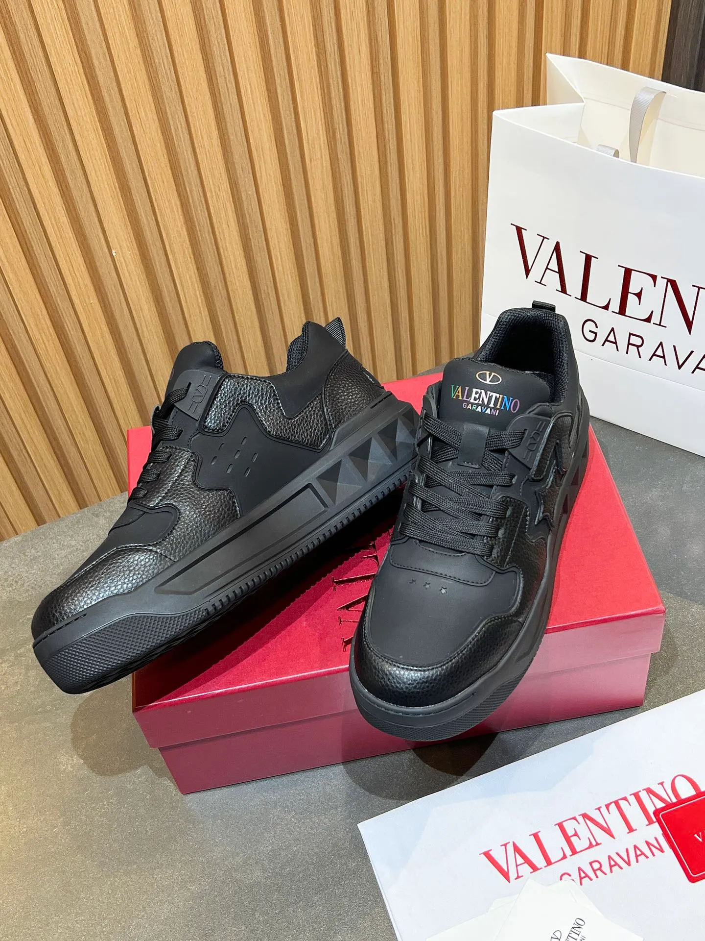 👟👟Ex-factory price 660👟👟 𝑽𝒂𝒍𝒆𝒏𝒕𝒊𝒏𝒐Valentino 𝑶𝒏𝒆𝑺𝒕𝒖𝒅 Couple casual sports shoes series Valentino 2024 new couple sports shoes are on sale. The original ZP was purchased and dismantled. Repeated pattern making and modification. I tried my best to restore it one to one! Top luxury masterpiece Signature five-pointed star design Soft and comfortable genuine leather with contrasting colors brings excellent and elegant texture and excellent on-foot comfort Top purchasing version upper: imported calfskin surface/original oil edge craftsmanship Outsole: original development 𝐓𝐏𝐔 two-color combination outsole Packaging: original configuration complete package Code number: 34-𝟒𝟓